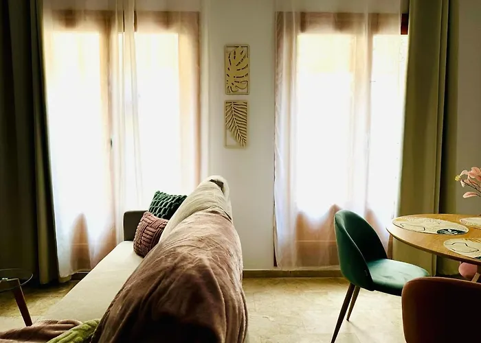 Abat 1 Cool & Wide Flat Next To The Cathedral