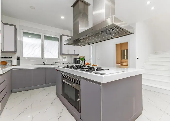 Casa Familiar 9 Pax, Smart Tv, Centro, Playa, Cafe, Ac بيت للعطل *