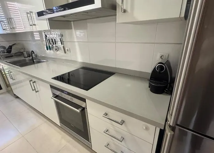 300 M From The ,parking , Breakfast *