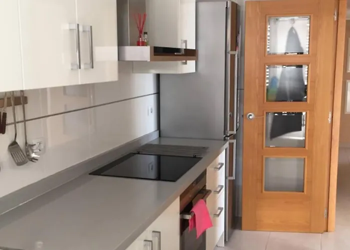 300 M From The ,parking , Breakfast *