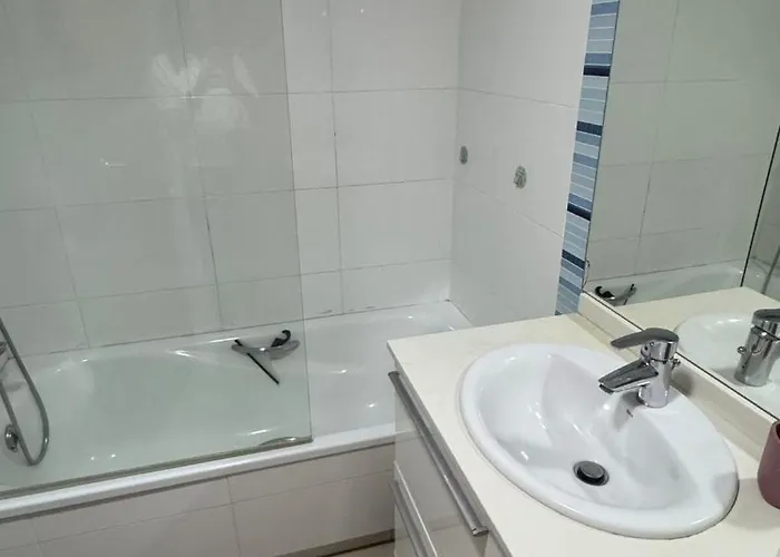 300 M From The ,parking , Breakfast *