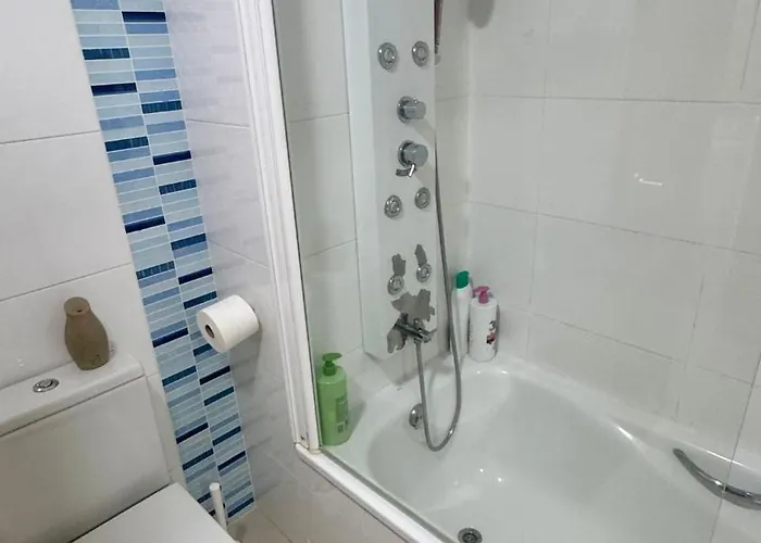 300 M From The ,parking , Breakfast *