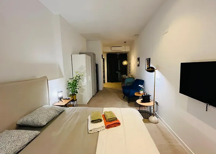 Con Entrada Independiente A Pocos Pasos De La Ciudad De Artes Y Ciencias Y El Oceanogràfic A Solo 1 Minuto Caminando Del Jardín Del Turia * Valencia