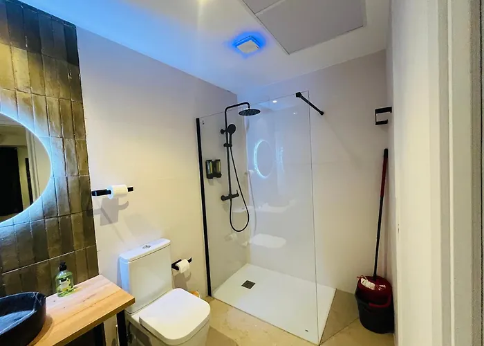 Con Entrada Independiente A Pocos Pasos De La Ciudad De Artes Y Ciencias Y El Oceanogràfic A Solo 1 Minuto Caminando Del Jardín Del Turia Valencia