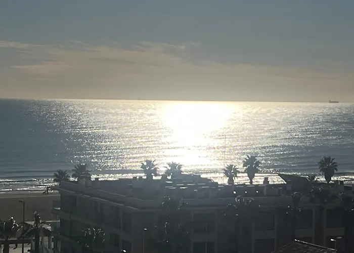 Stylish Well-connected Beachfront Flat شقة