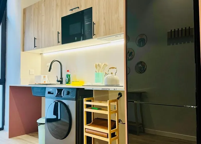 Modern With Style Near Center فالنسيا