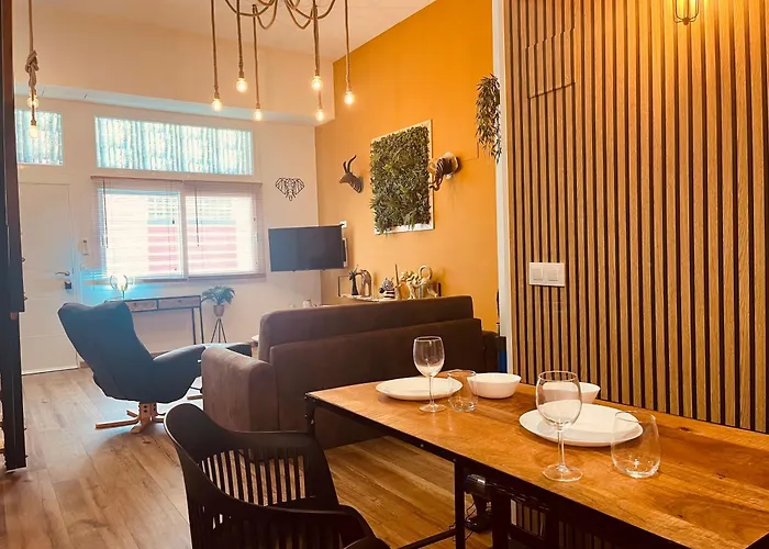 Duplex Tipo Loft De Estilo Selvatico Y Safari, Con Encanto Y A Pasos Del Mar شقة فالنسيا