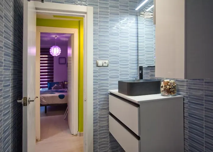 4-bed Sleeps 7 Free Parking *