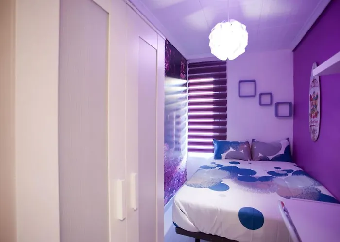 4-bed Sleeps 7 Free Parking * فالنسيا