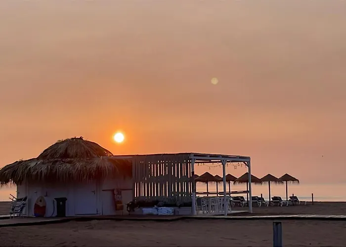 Stylish Well-connected Beachfront Flat شقة