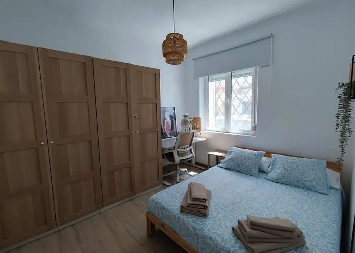 Al Lado De La Playa Malvarrosa *