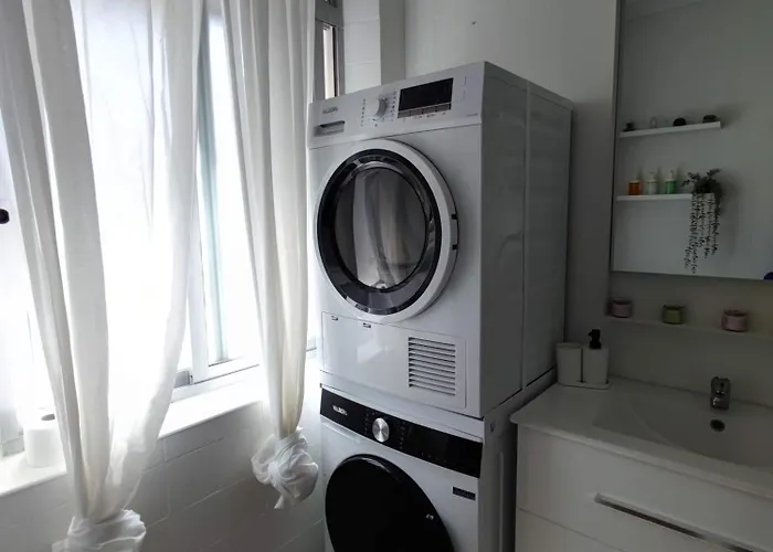 Al Lado De La Playa Malvarrosa