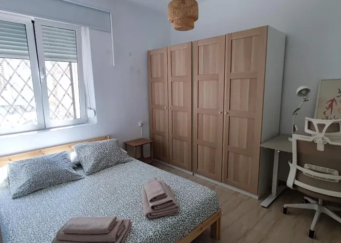 Al Lado De La Playa Malvarrosa *