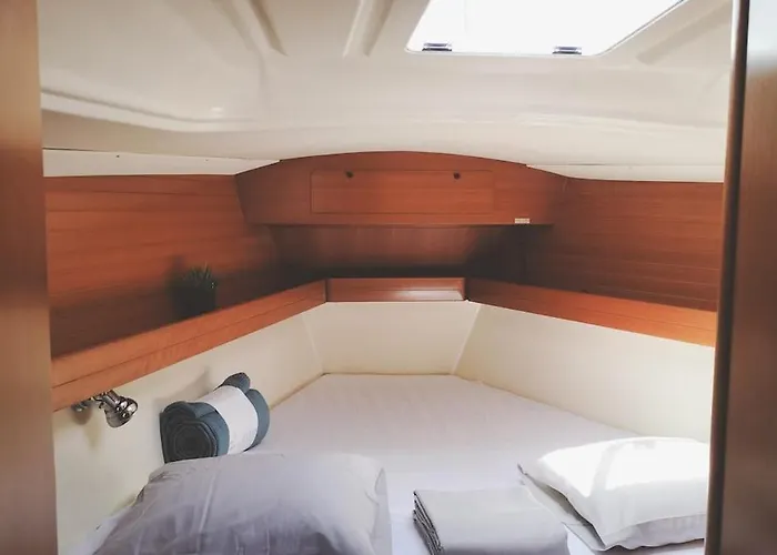 Magnificent Sailboat With Free Parking For Cars بوتيل *