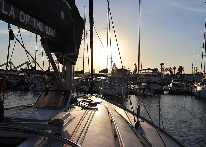 Magnificent Sailboat With Free Parking For Cars بوتيل