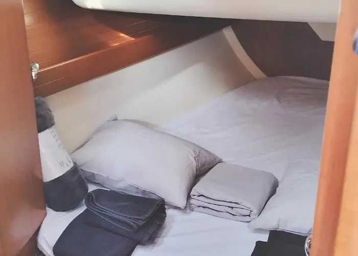 Magnificent Sailboat With Free Parking For Cars بوتيل