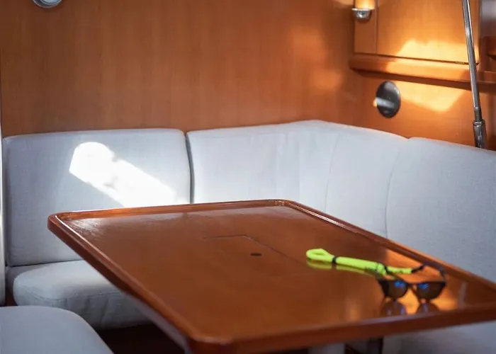 بوتيل Magnificent Sailboat With Free Parking For Cars *