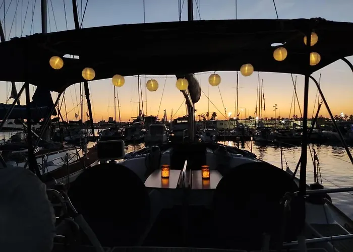 Magnificent Sailboat With Free Parking For Cars فالنسيا