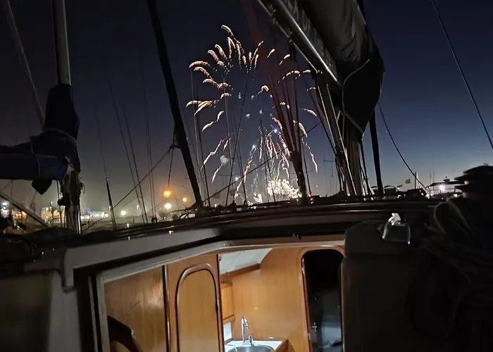 بوتيل Magnificent Sailboat With Free Parking For Cars