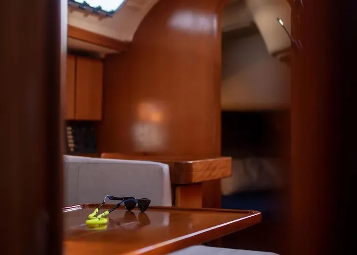 بوتيل Magnificent Sailboat With Free Parking For Cars *