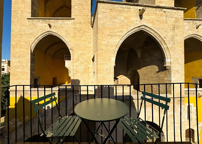 Bonito Justo Junto A La Torre De Quart