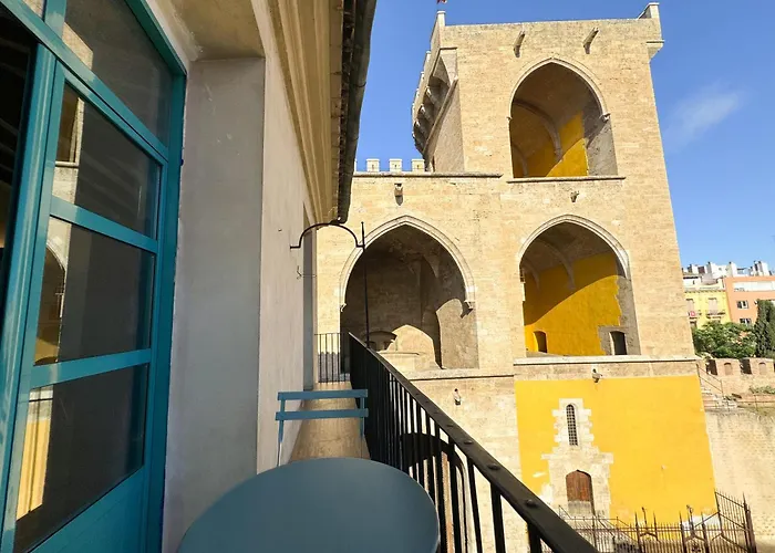 Bonito Justo Junto A La Torre De Quart *