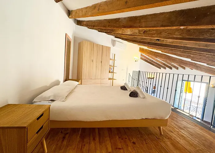 Bonito Justo Junto A La Torre De Quart فالنسيا