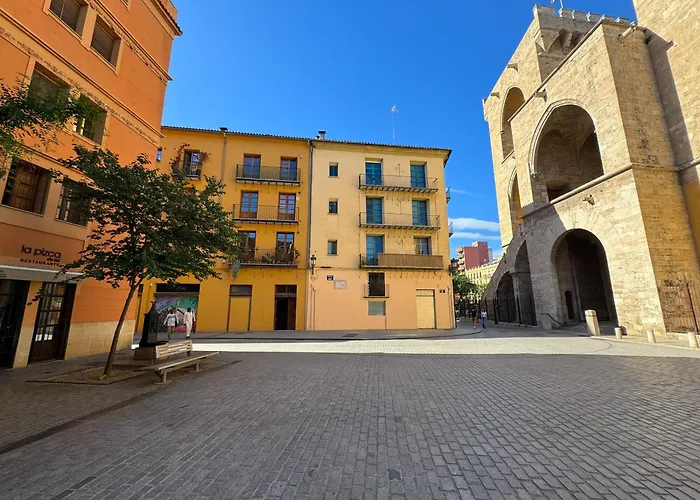 Bonito Justo Junto A La Torre De Quart * فالنسيا