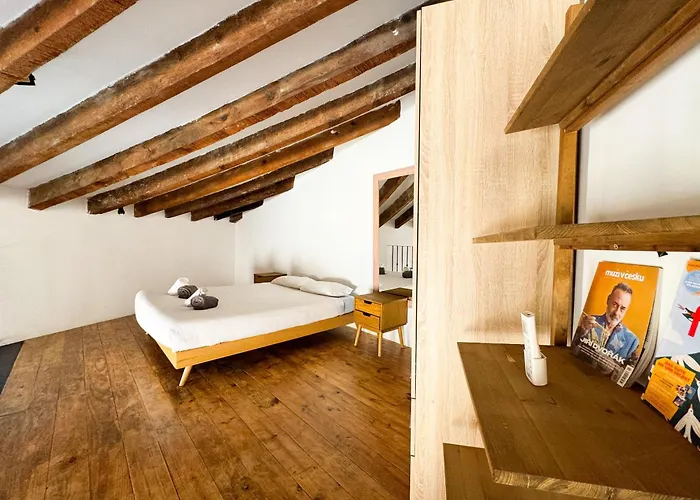 Bonito Justo Junto A La Torre De Quart