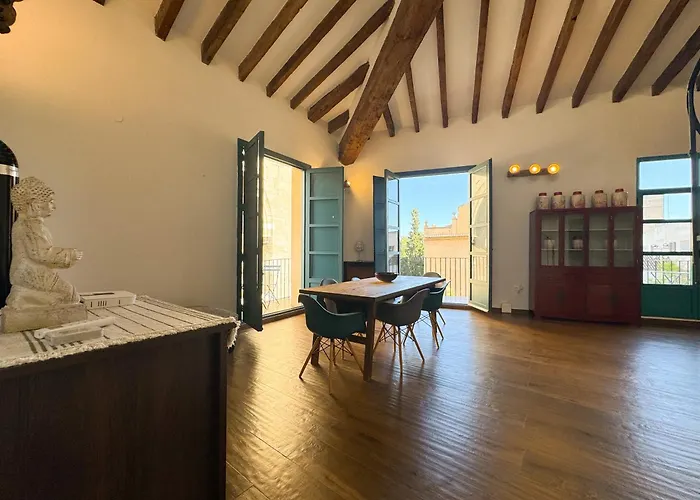 Bonito Justo Junto A La Torre De Quart