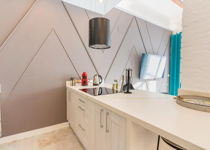 Visitacion Pool House *