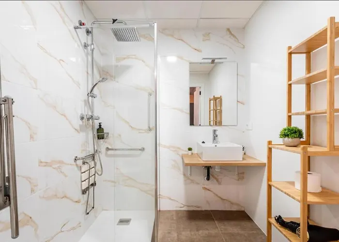 Lugre, Lovely Flat Close To Center 아파트 *