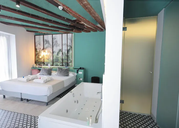 & Co. Quart Boutique Отель 3*