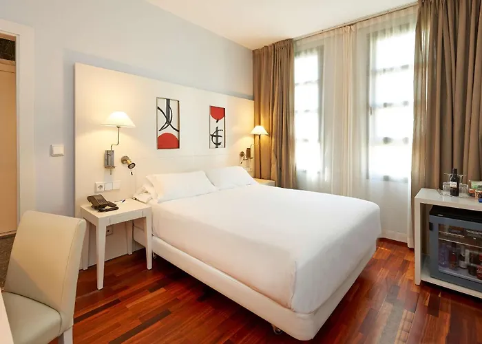 מלון Nh Artes 4*