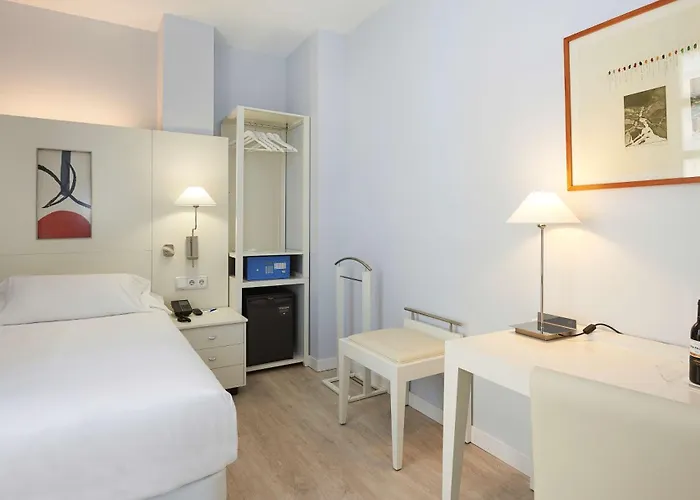 מלון Nh Artes 4*