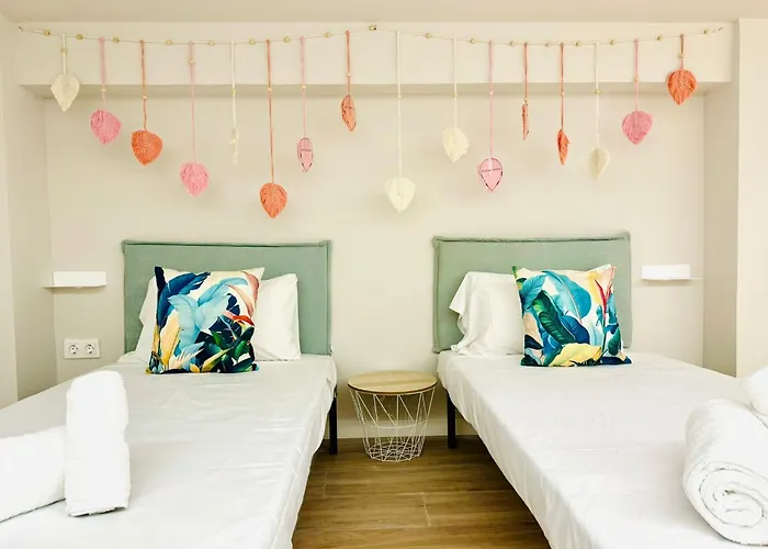 Modern With Style Near Center * فالنسيا