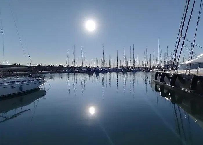 Magnificent Sailboat With Free Parking For Cars بوتيل *