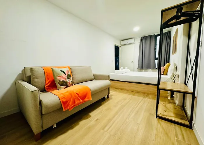 Ori B & Spacious Flat Close To The Center شقة *