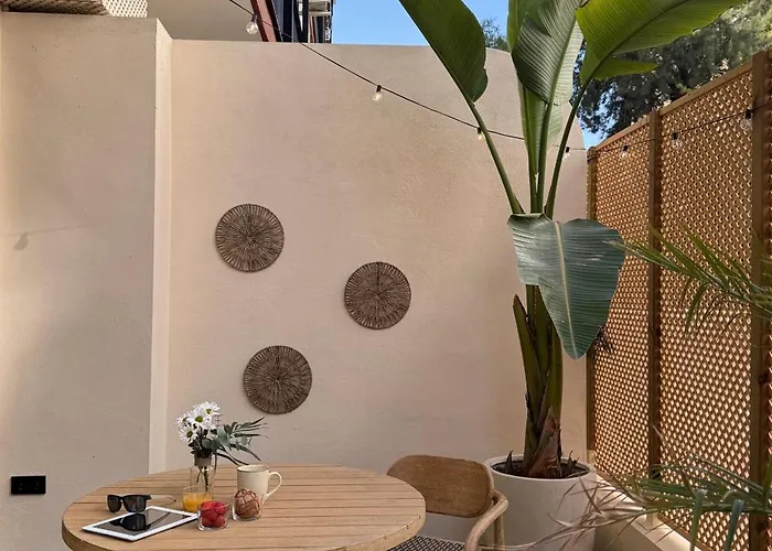 بيت ضيافة Nomad Haux Mestalla 4*