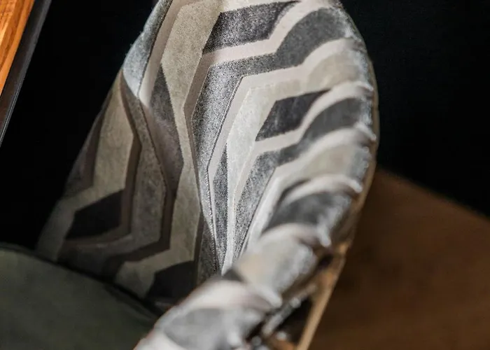 Mate Cosmo - Centre,