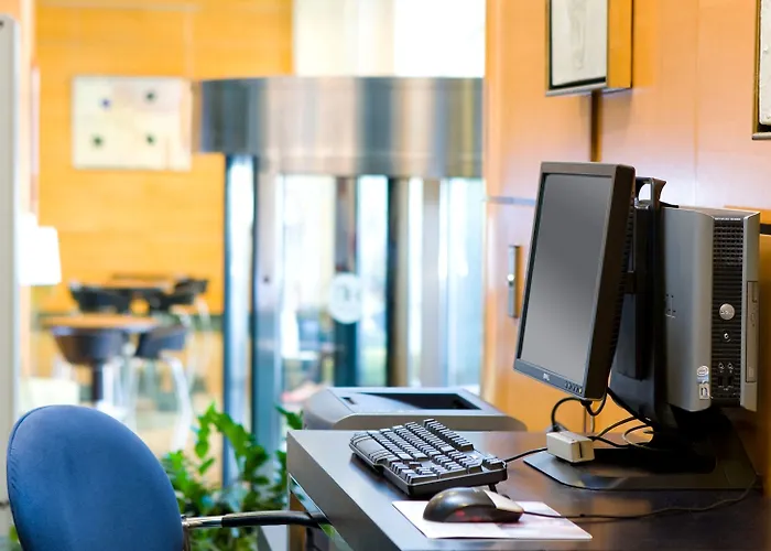 إن إتش سنتر فندق 4*