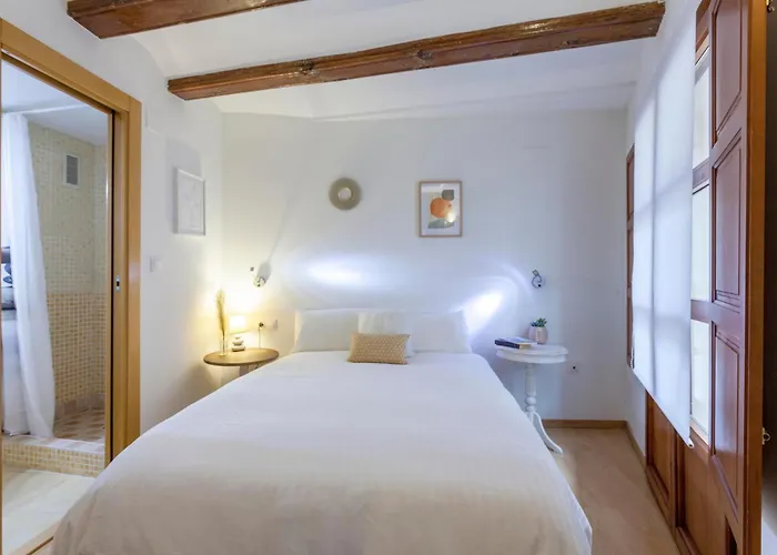 1 Bedroom Mercado شقة *