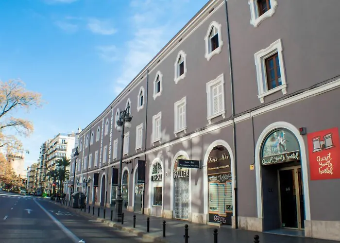 Quart Youth & Hostal *