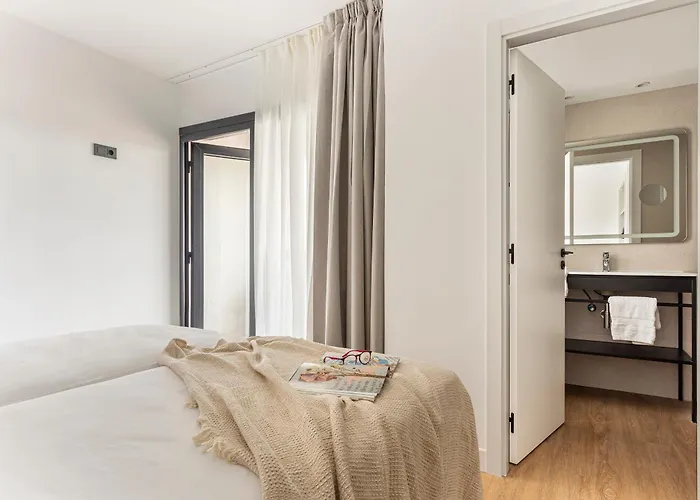 B48 Feria Apartahotel 4*