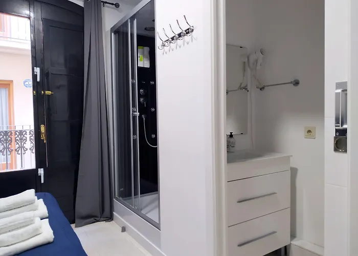 Flats Friends Plaza De La Reina