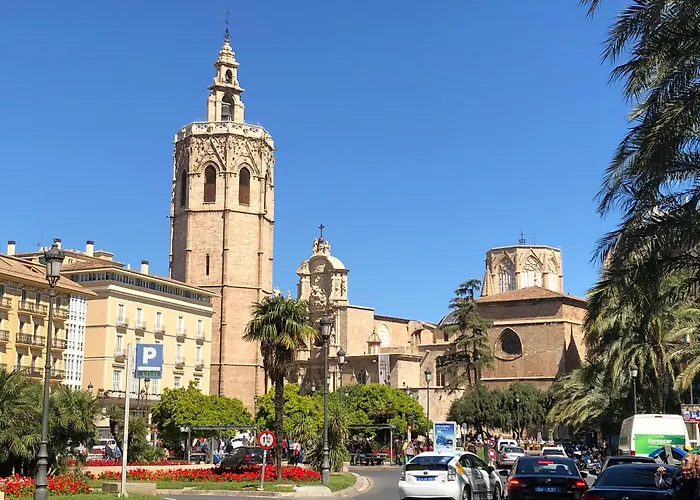 Flats Friends Plaza De La Reina