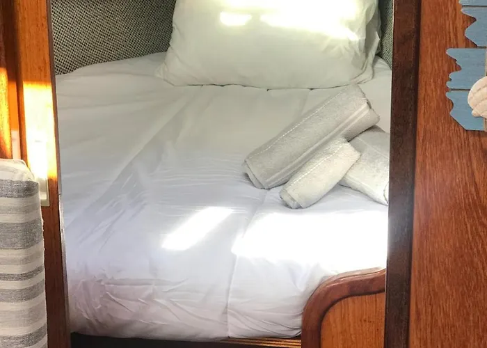 Unique Experience In Sailboat! In The 4 Seasons!! B Shi 보트호텔 *