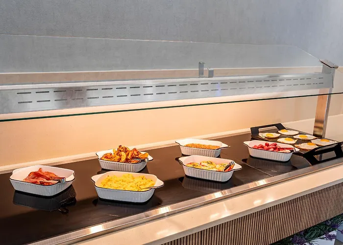 B48 Feria Apartahotel 4*