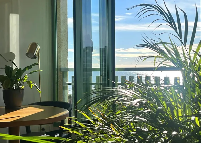 Апартаменты Stylish Well-connected Beachfront Flat *