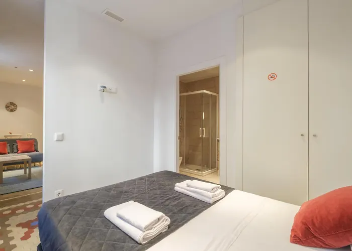 With Antique Floor & Lots Of Sun Light شقة فندقية